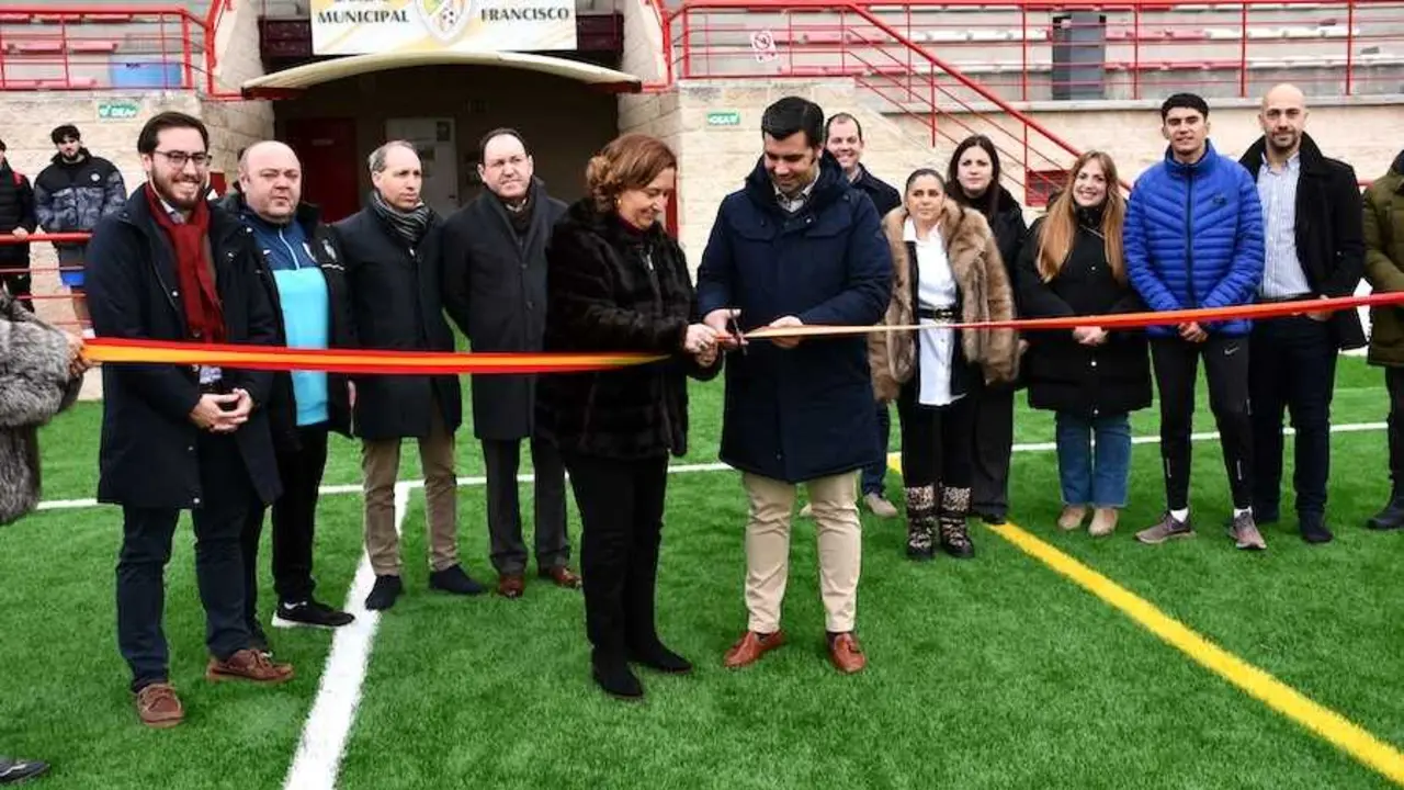 El campo municipal de f&uacute;tbol de Torrijos estrena c&eacute;sped de &uacute;ltima generaci&oacute;n