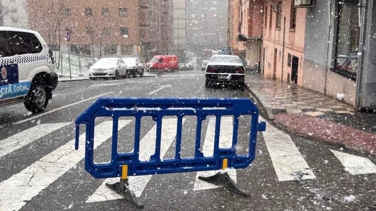 Cuenca cierra nueve calles y el Camino de los Jer&oacute;nimos por la nieve y el hielo