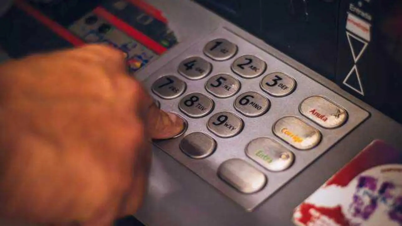 Asaltan en un grupo a un hombre tras sacar dinero de un cajero y lo dejan cr&iacute;tico