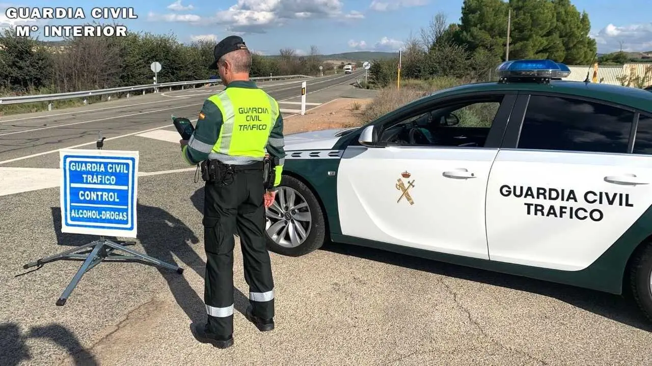Investigada una persona por circular a 215 kil&oacute;metros por hora en la AP-36, radar, control, Guardia Civil de Tr&aacute;fico, agente