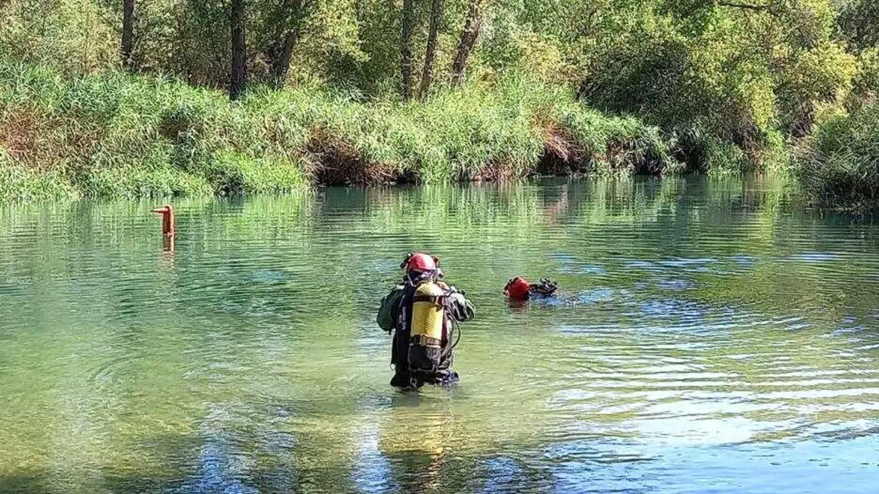 Los GEAS de la Guardia Civil inician la inmersi&oacute;n para buscar a un joven desaparecido en aguas del r&iacute;o Tajo en Trillo (Guadalajara) - Fotograf&iacute;a: CMM