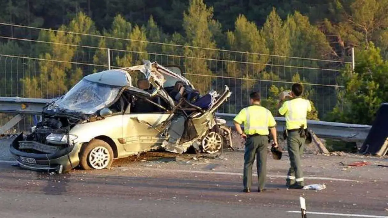 Imagen de archivo de un accidente de tr&aacute;fico con un turismo implicado, choque, colisi&oacute;n, salida de v&iacute;a, Guardia Civil de tr&aacute;fico,&nbsp;