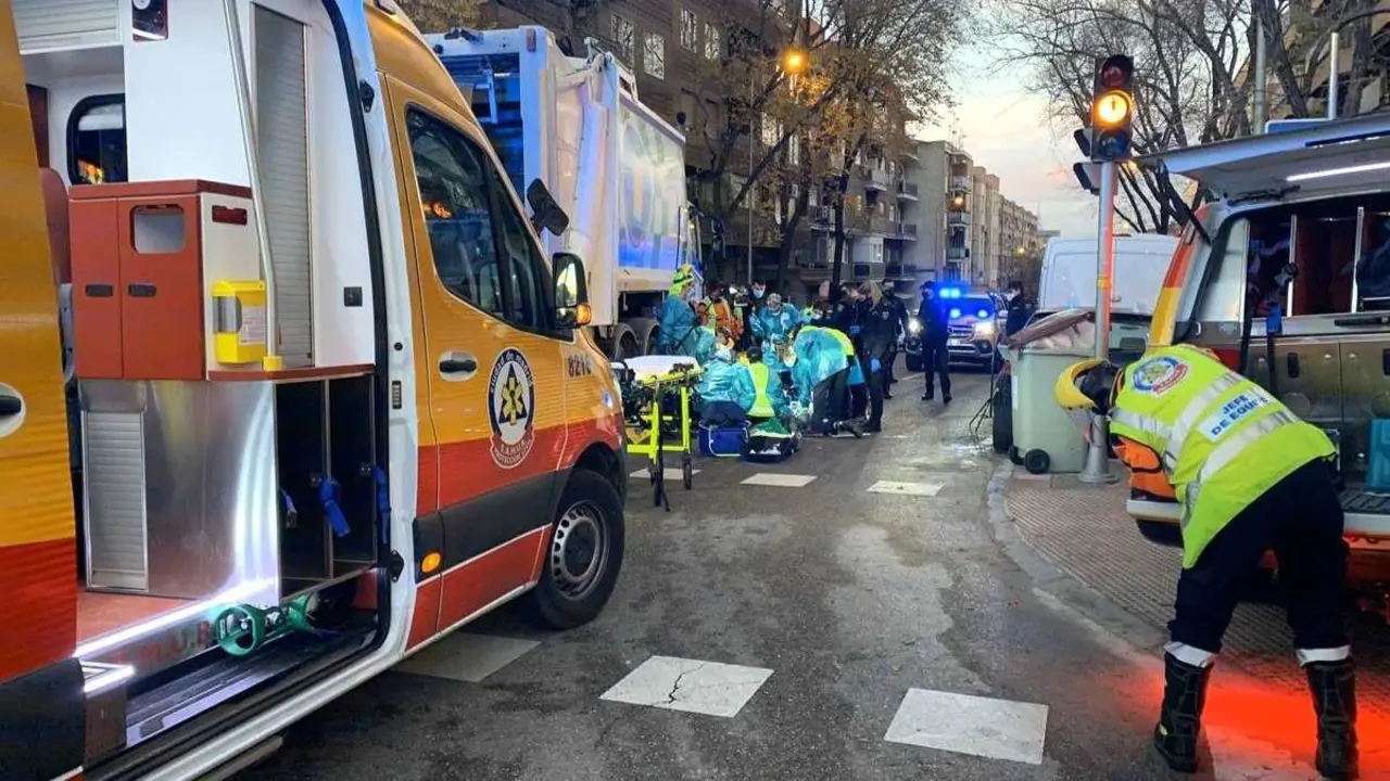 Imagen de archivo de una ambulancia y agentes de Polic&iacute;a Nacional junto a sanitarios actuando tras ser atropellada una persona en una calle por un cami&oacute;n de basura, atropello, accidente de tr&aacute;fico,
