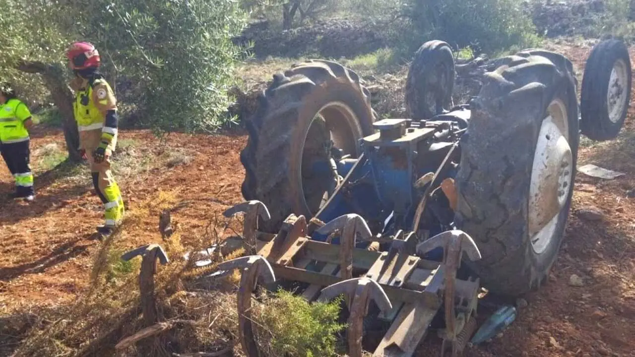 Muere un hombre tras volcar el tractor que manejaba y quedar atrapado debajo