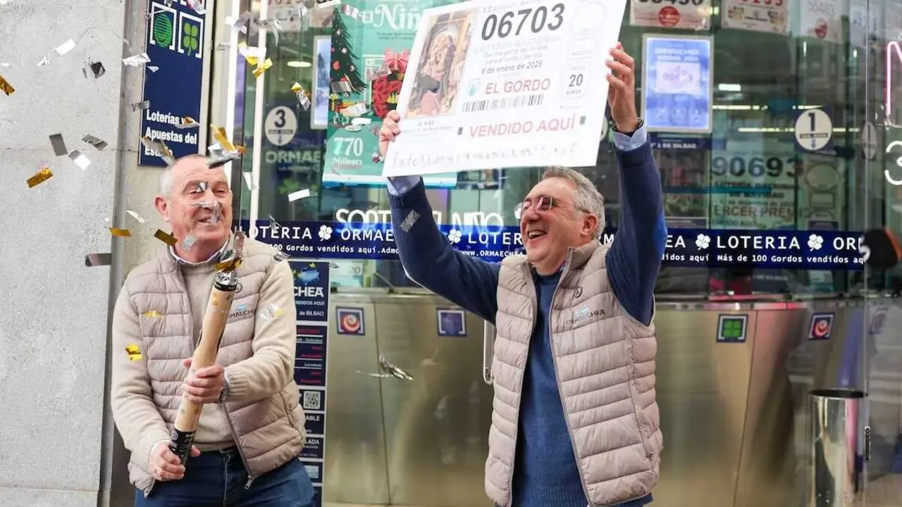 Loteros de una administraci&oacute;n celebran haber vendido parte del n&uacute;mero 06703, primer premio del sorteo del Ni&ntilde;o de este a&ntilde;o 2026 - EFE/Luis Tejido