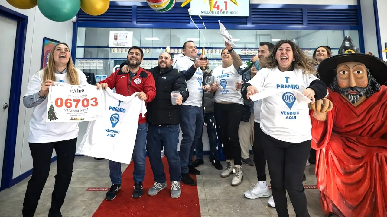 La alegr&iacute;a de la Administraci&oacute;n de Loter&iacute;as 1 de Motilla de Palancar (Cuenca) tras repartir 4 millones de euros del sorteo de 'El Ni&ntilde;o', juego, loter&iacute;a, El Ni&ntilde;o