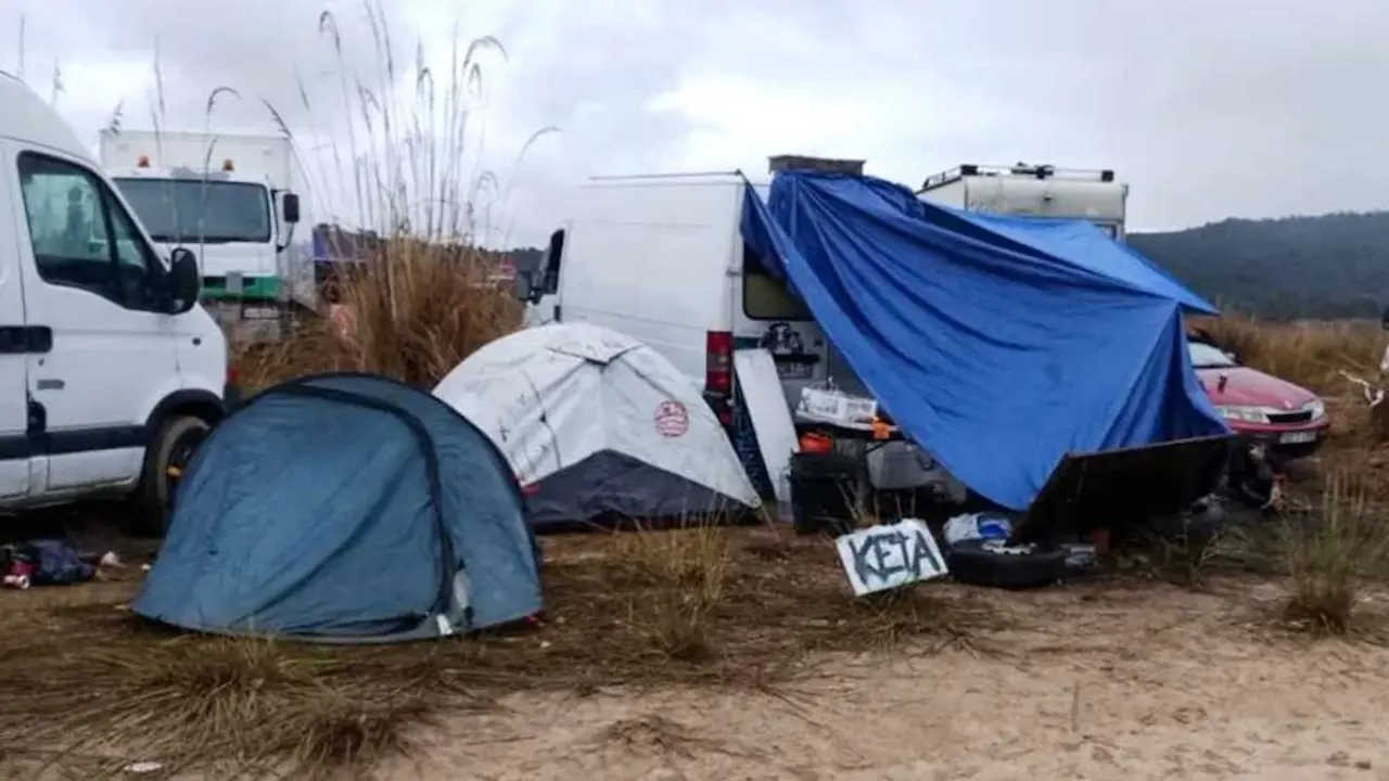 Asistentes a la fiesta rave en el entorno del embalse del Cenajo, entre los t&eacute;rminos municipales de F&eacute;rez y Hell&iacute;n, en la provincia de Albacete - EFE/Miguel And&uacute;jar