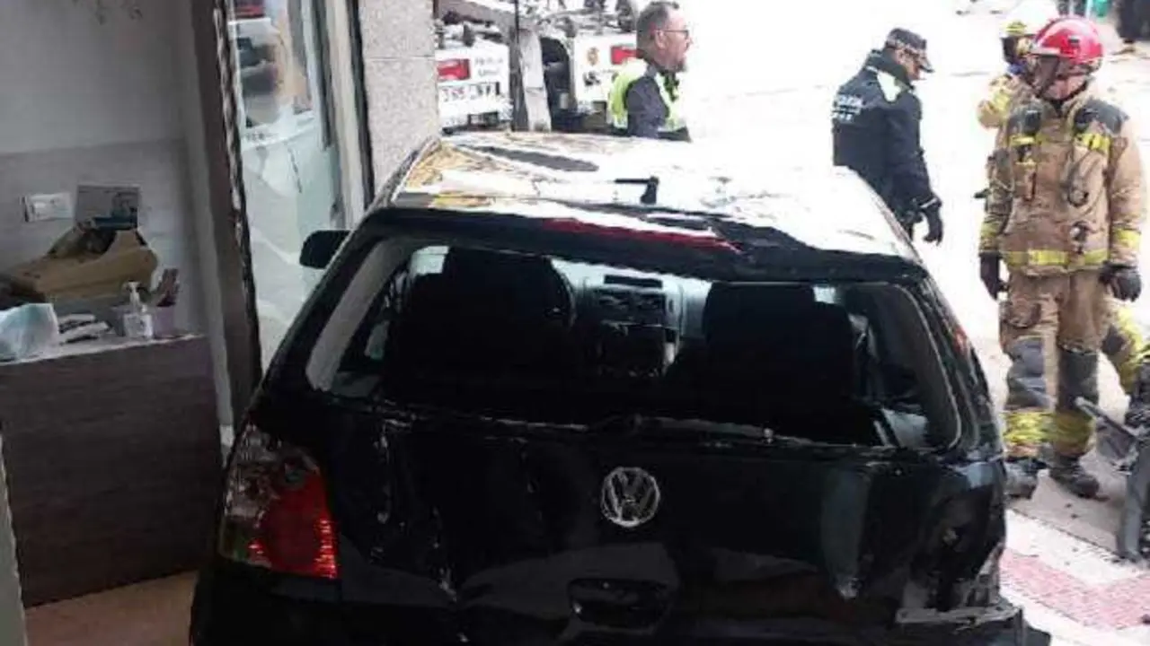 Un coche se estrella contra una peluquer&iacute;a con clientes y revienta la fachada