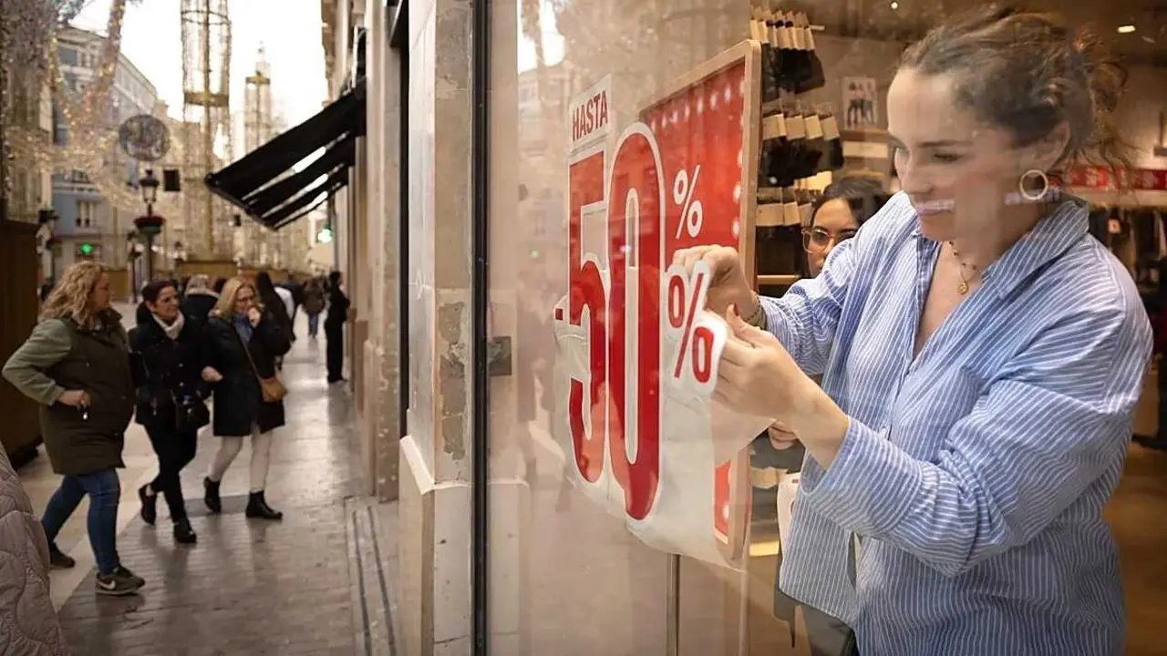 Las rebajas generar&aacute;n 7.185 contratos en Castilla-La Mancha, un 5,8% m&aacute;s que en 2025, rebajas, comercio, trabajadora, comercio minorista,