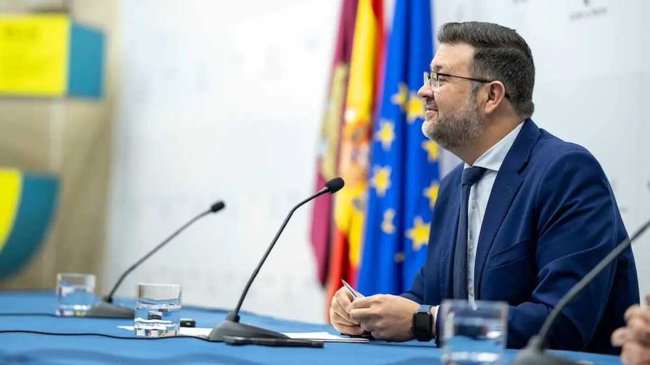 El consejero de Educaci&oacute;n de Castilla-La Mancha, Amador Pastor, este mi&eacute;rcoles durante una comparecencia ante los medios