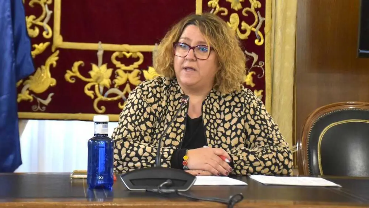 La diputada de Servicios Sociales, Eva Garc&iacute;a, durante la rueda de prensa que ha ofrecido