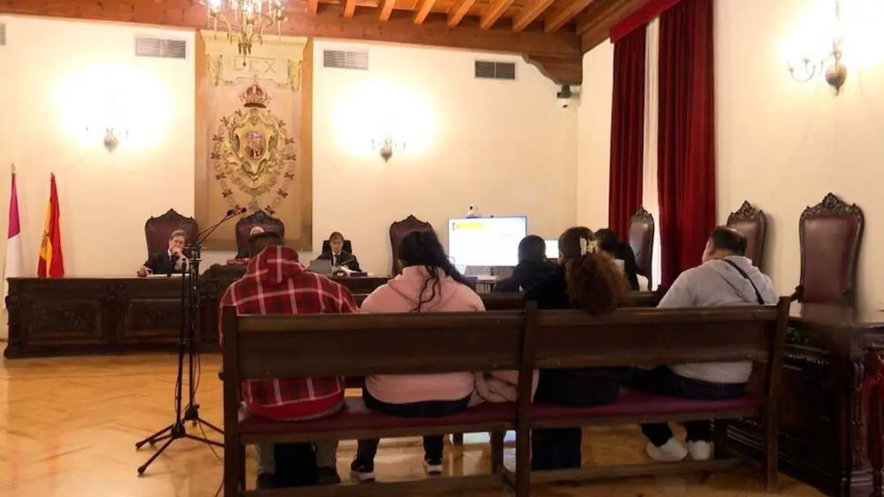 Los acusados por explotaci&oacute;n sexual en Toledo durante el juicio en la Audiencia Provincial - EP