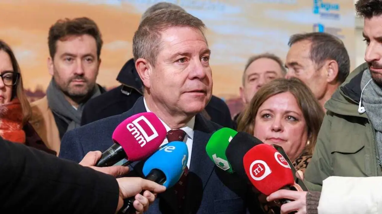 El presidente de Castilla-La Mancha, Emiliano Garc&iacute;a-Page, atendiendo a los medios de comunicaci&oacute;n este jueves en Villanueva de Alcardete (Toledo)
