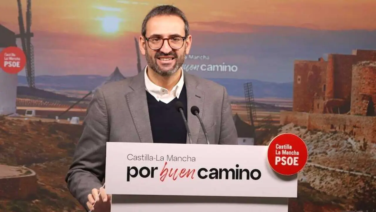 El secretario de Organizaci&oacute;n del PSOE de Castilla-La Mancha y diputado nacional, Sergio Guti&eacute;rrez, durante la rueda de prensa que ha ofrecido
