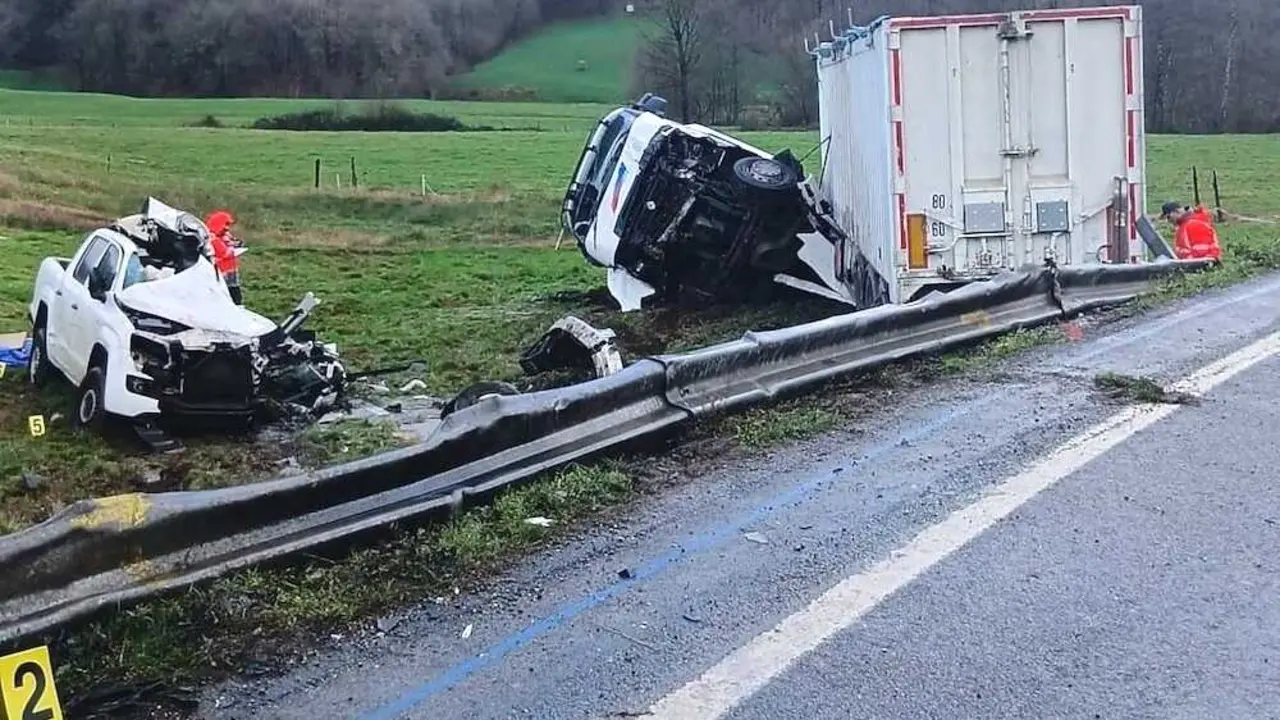 Un muerto y tres heridos tras una colisi&oacute;n entre un cami&oacute;n y un todoterreno