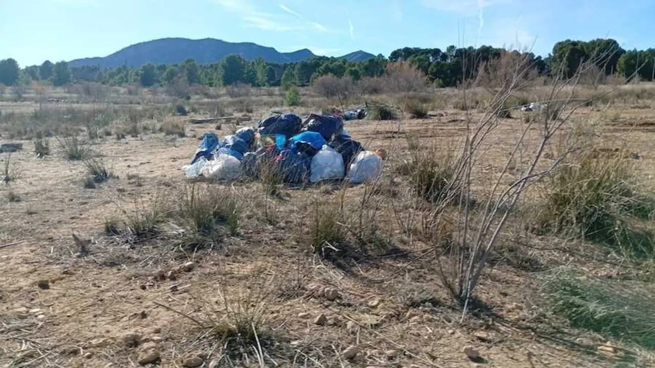 El entorno del embalse del Cenajo en F&eacute;rez (Albacete) tras la macrofiesta ilegal desarrollada durante una semana - EP
