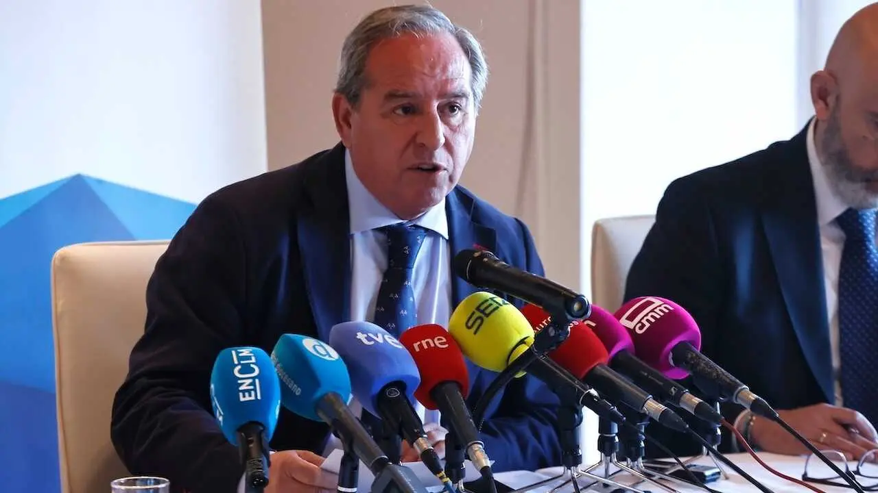 El presidente de la Confederaci&oacute;n de Empresarios de Castilla-La Mancha (CECAM), &Aacute;ngel Nicol&aacute;s, durante un desayuno informativo ofrecido en Toledo - EFE/Ismael Herrero