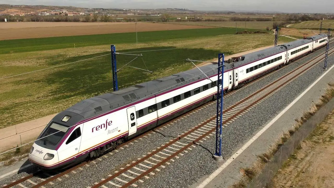 tren, trenes, Renfe, Avant, alta velocidad, AVE, ferrocarril, l&iacute;nea f&eacute;rrea, transporte, catenaria,