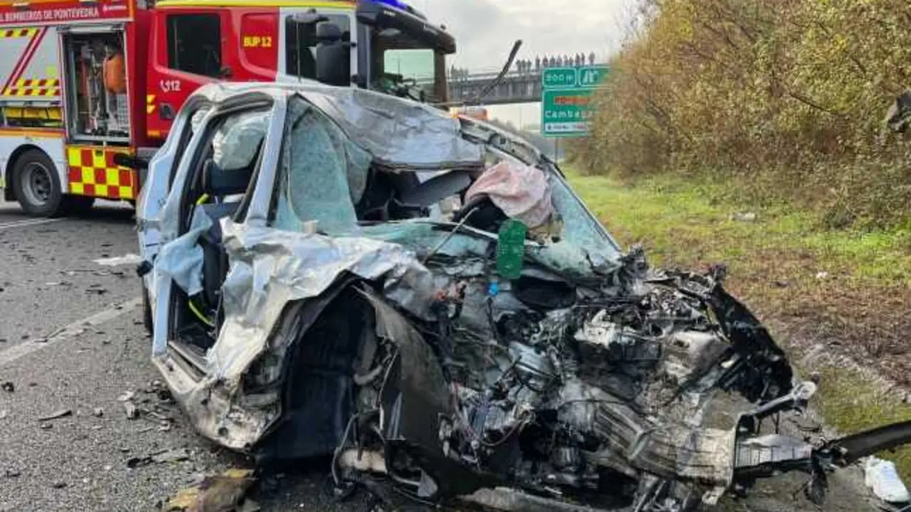 Tr&aacute;gico accidente de tr&aacute;fico: una ni&ntilde;a de 8 a&ntilde;os y su madre mueren al chocar con un cami&oacute;n, choque, colisi&oacute;n, salida de v&iacute;a, salirse de la v&iacute;a