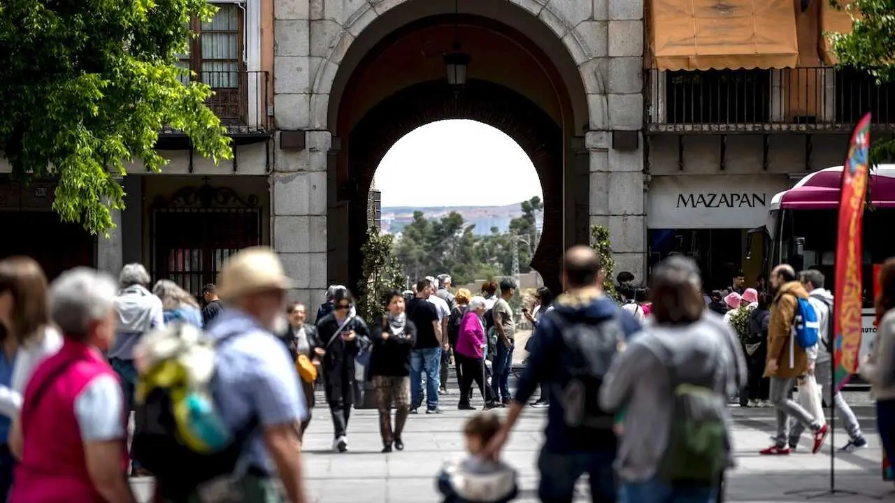 Decenas de turistas caminan por el casco hist&oacute;rico de Toledo este martes - EFE/Ismael Herrero