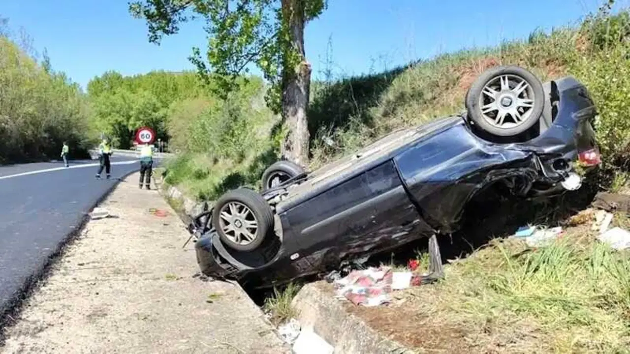 Muere una conductora tras salirse de la v&iacute;a y volcar su coche en una carretera, accidente de tr&aacute;fico, choque, colisi&oacute;n, salida de v&iacute;a, volcado