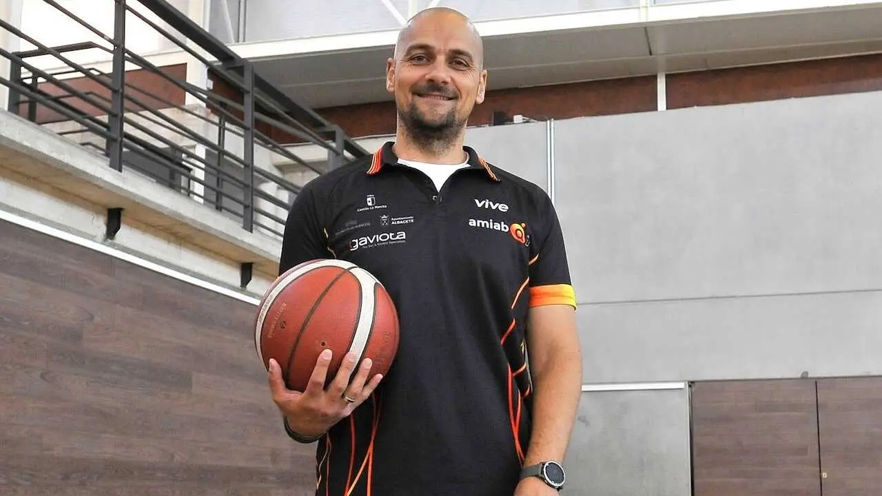 El entrenador del BSR Amiab Albacete y seleccionador nacional de baloncesto en silla de ruedas, Abraham Carri&oacute;n, durante un entrenamiento del BSR Amiab Albacete - EFE/ Manu