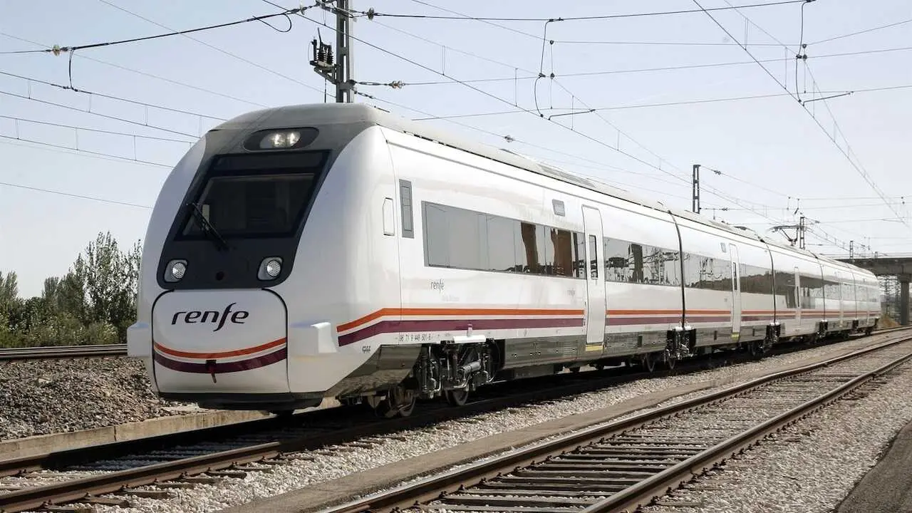 Imagen de archivo de un tren de media distancia de Renfe sobre las v&iacute;as ferroviarias, tren, catenaria, trenes,