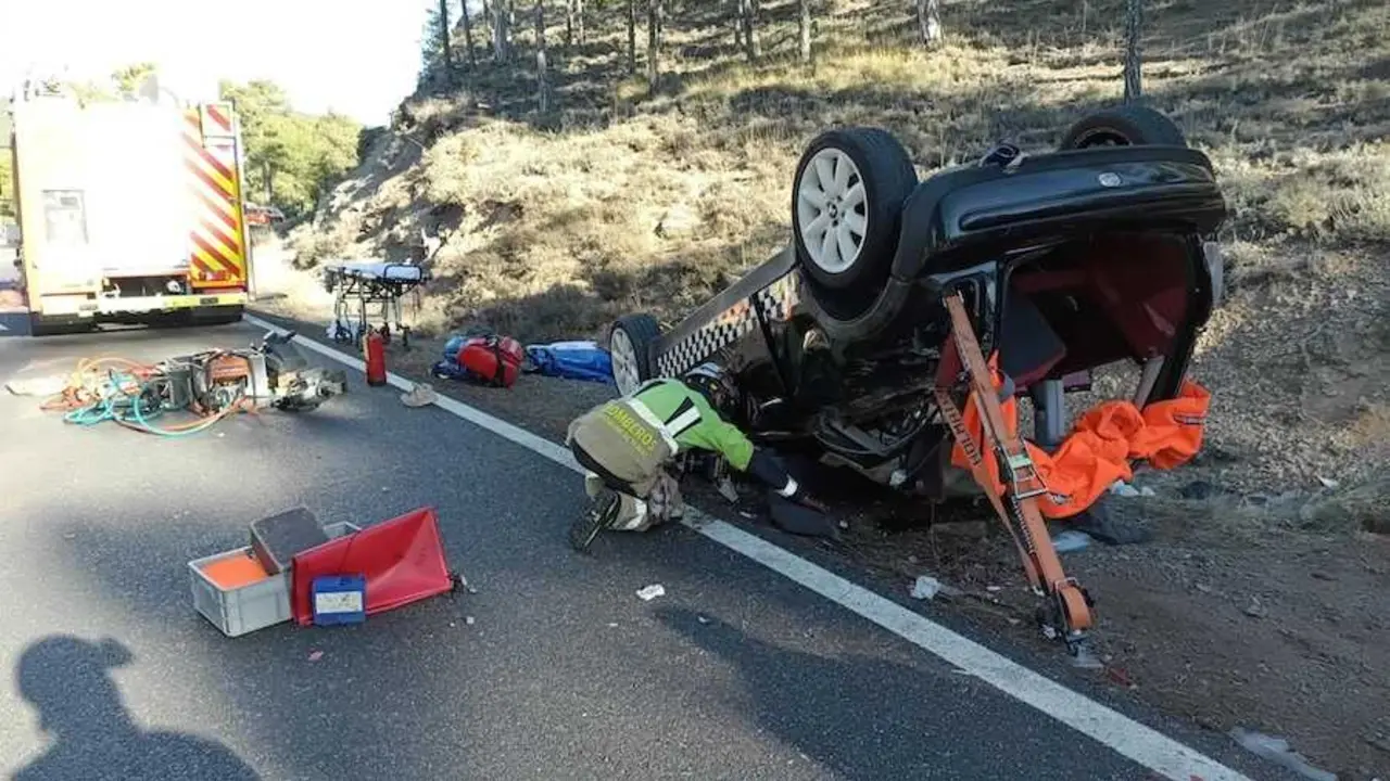 accidente de tr&aacute;fico, choque, colisi&oacute;n, salida de v&iacute;a, salirse de la v&iacute;a y volcar, veh&iacute;culo volcado,