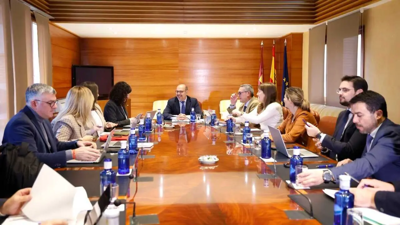 En la imagen un instante de la reuni&oacute;n de la Junta de Portavoces y Mesa de las Cortes de Castilla-La Mancha