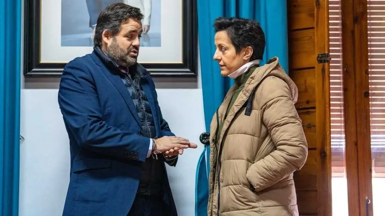 El presidente del PP de Castilla-La Mancha, Paco N&uacute;&ntilde;ez, conversa con la alcaldesa de Horcajo de Santiago (Cuenca) y diputada regional, Mar&iacute;a Rold&aacute;n