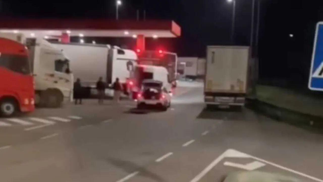 VIDEO. Camioneros destrozan la furgoneta a los violentos ladrones en pleno robo