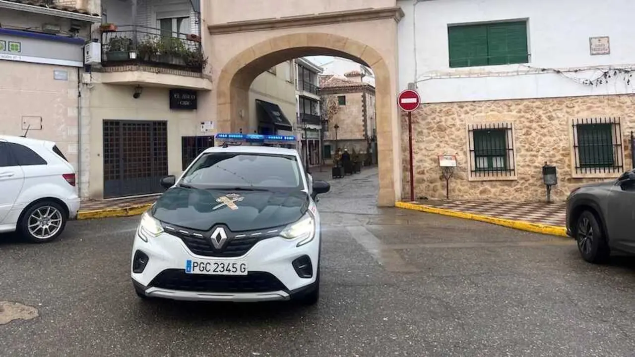 Vandalismo en Mond&eacute;jar: detenido un hombre en Chiloeches tras causar da&ntilde;os a 23 veh&iacute;culos, Guardia Civil, patrulla,