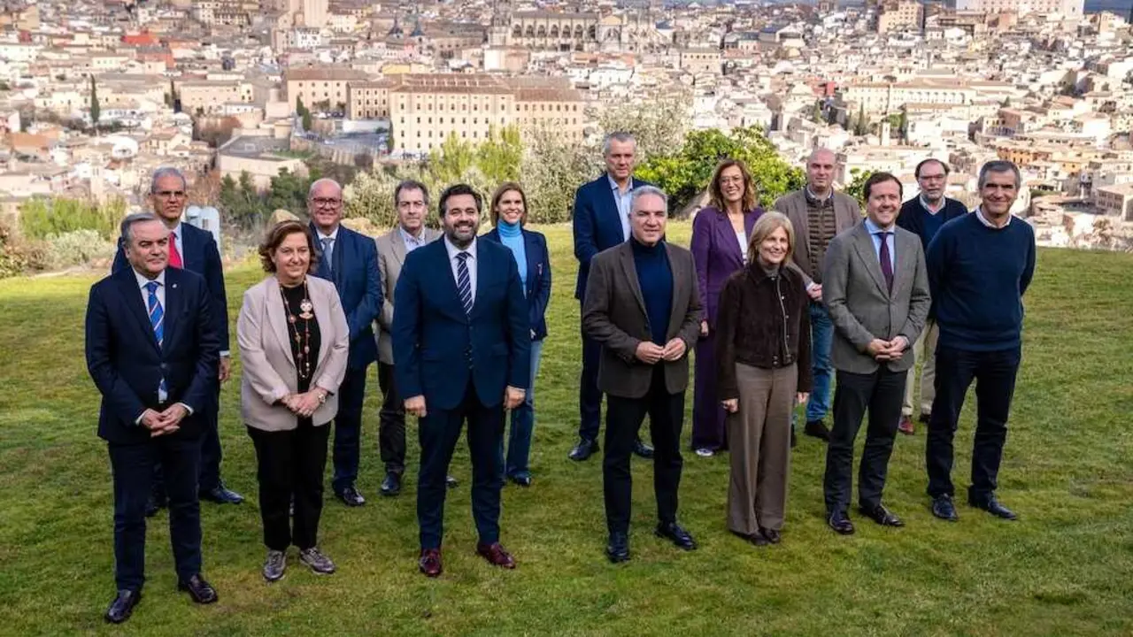 El vicesecretario de Pol&iacute;tica Auton&oacute;mica, Local y An&aacute;lisis Electoral del PP, El&iacute;as Bendodo, y la presidenta nacional de la FEMP, Mar&iacute;a Jos&eacute; Garc&iacute;a Pelayo, junto al presidente del PP de Castilla-La Mancha, Paco N&uacute;&ntilde;ez, en el encuentro celebrado este mi&eacute;rcoles en Toledo
