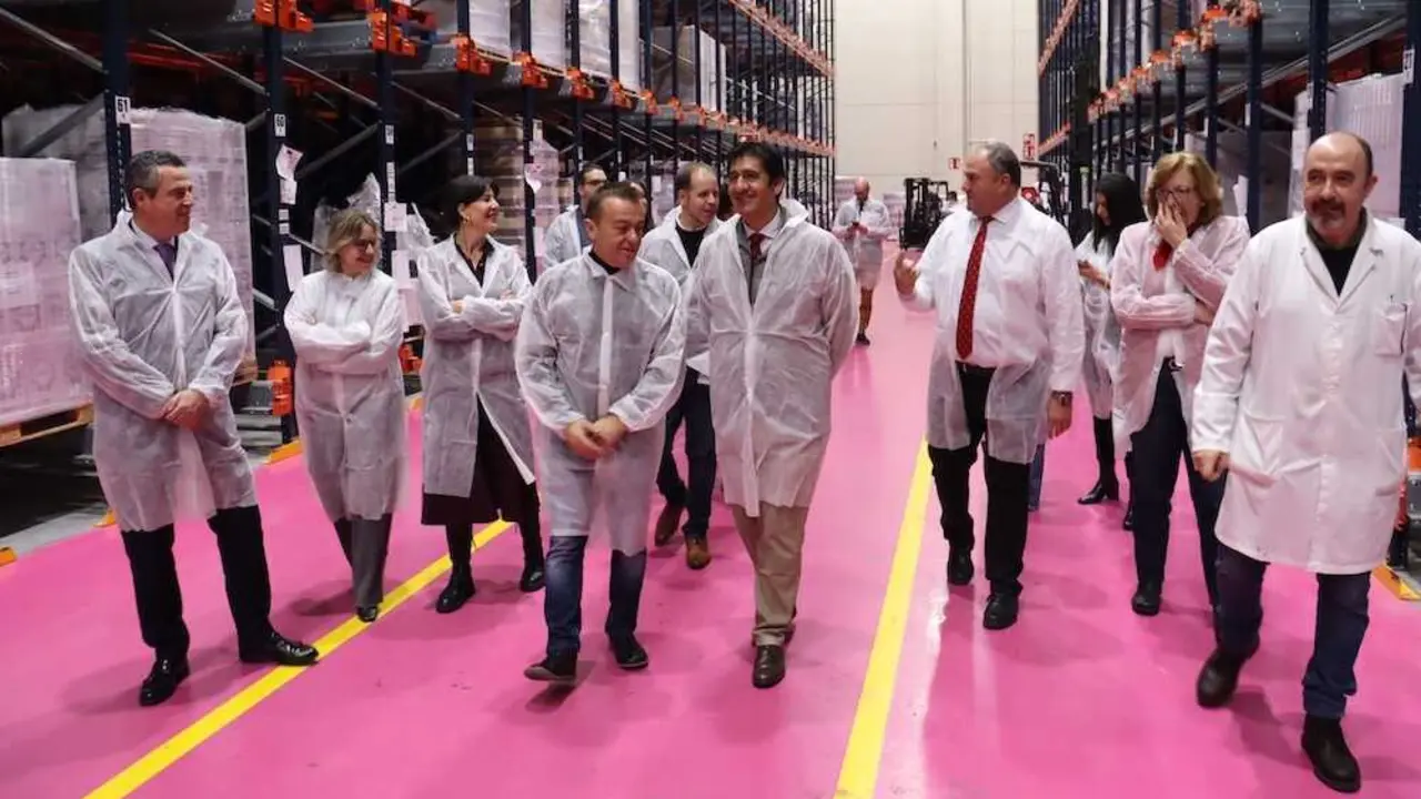 El vicepresidente segundo del Gobierno de Castilla-La Mancha, Jos&eacute; Manuel Caballero, y el consejero de Agricultura, Ganader&iacute;a y Desarrollo Rural visitan las bodegas &lsquo;Fernando Castro&rsquo; en Santa Cruz de Mudela (Ciudad Real)