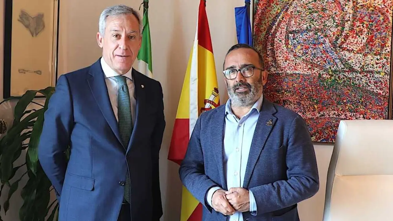 El presidente de Eurocaja Rural, Javier L&oacute;pez Mart&iacute;n, junto al presidente de la Diputaci&oacute;n de C&aacute;ceres, Miguel &Aacute;ngel Morales S&aacute;nchez