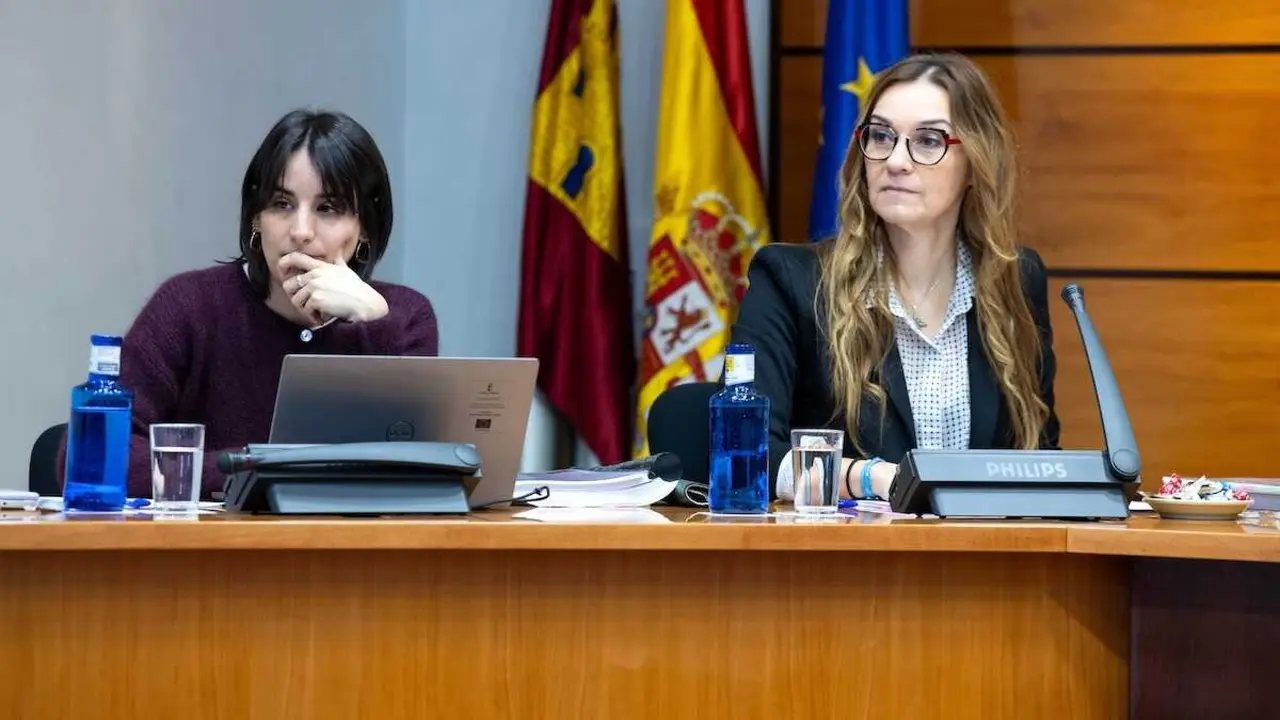 La directora del Instituto de la Mujer, Teresa L&oacute;pez (d), comparece en las Cortes regionales para dar cuenta del informe de la Ley 4/2018 para una Sociedad Libre de Violencia de G&eacute;nero en Castilla-La Mancha relativo al a&ntilde;o 2024