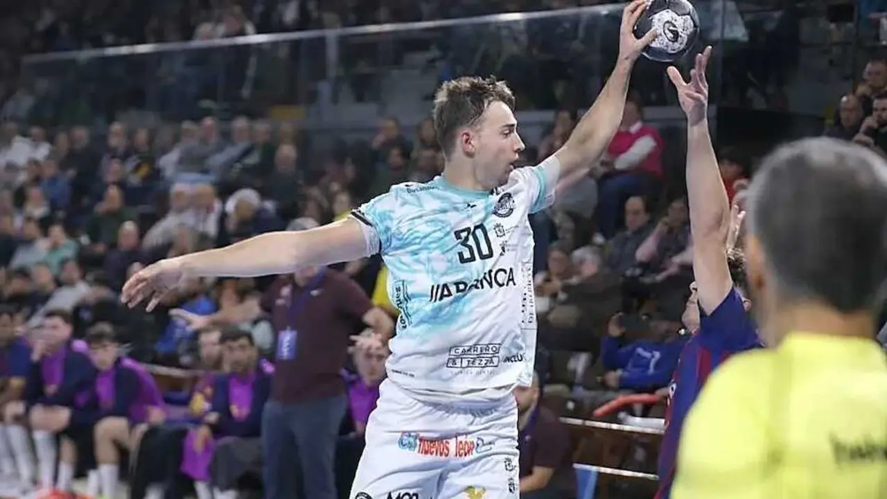 Aitor Albizu en una acci&oacute;n frente al Barcelona - Fotograf&iacute;a: Le&oacute;nNoticias/Edu Rodr&iacute;guez