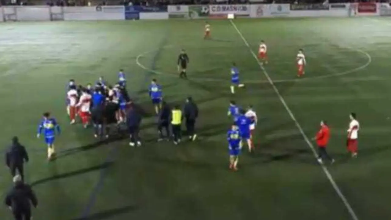 VIDEO. Del c&eacute;sped al ring: batalla campal cuando suena el pitido final de un partido