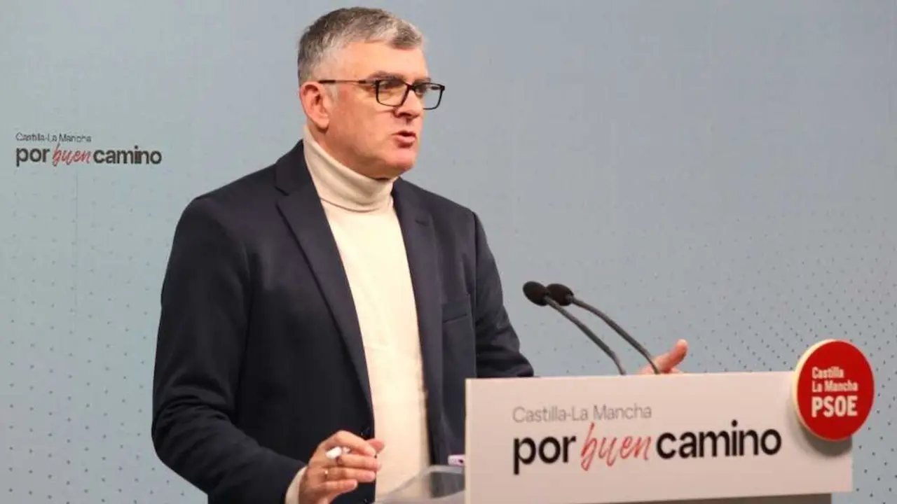 El presidente del PSOE en las Cortes de Castilla-La Mancha, &Aacute;ngel Tom&aacute;s Godoy, en rueda de prensa en la sede de los socialistas