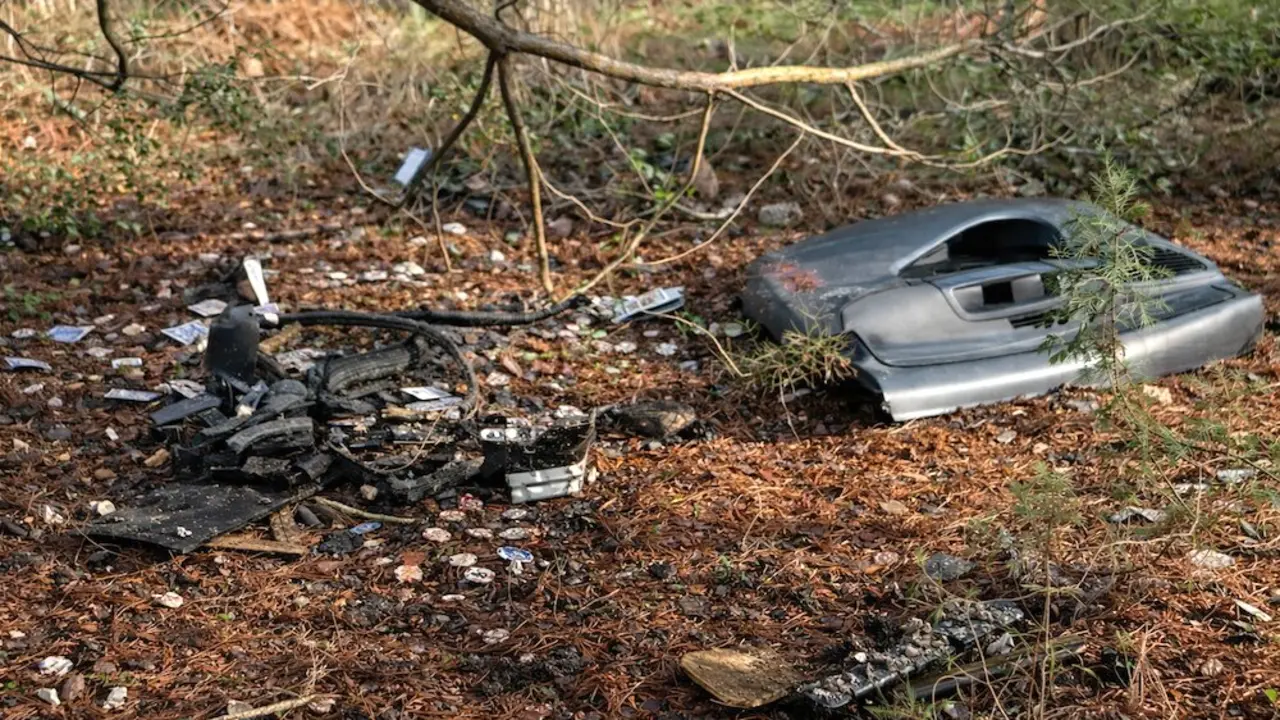 Restos del veh&iacute;culo siniestrado tras el accidente de tr&aacute;fico ocurrido de madrugada en San Rom&aacute;n de los Montes (Toledo), en el que fallecieron dos j&oacute;venes.