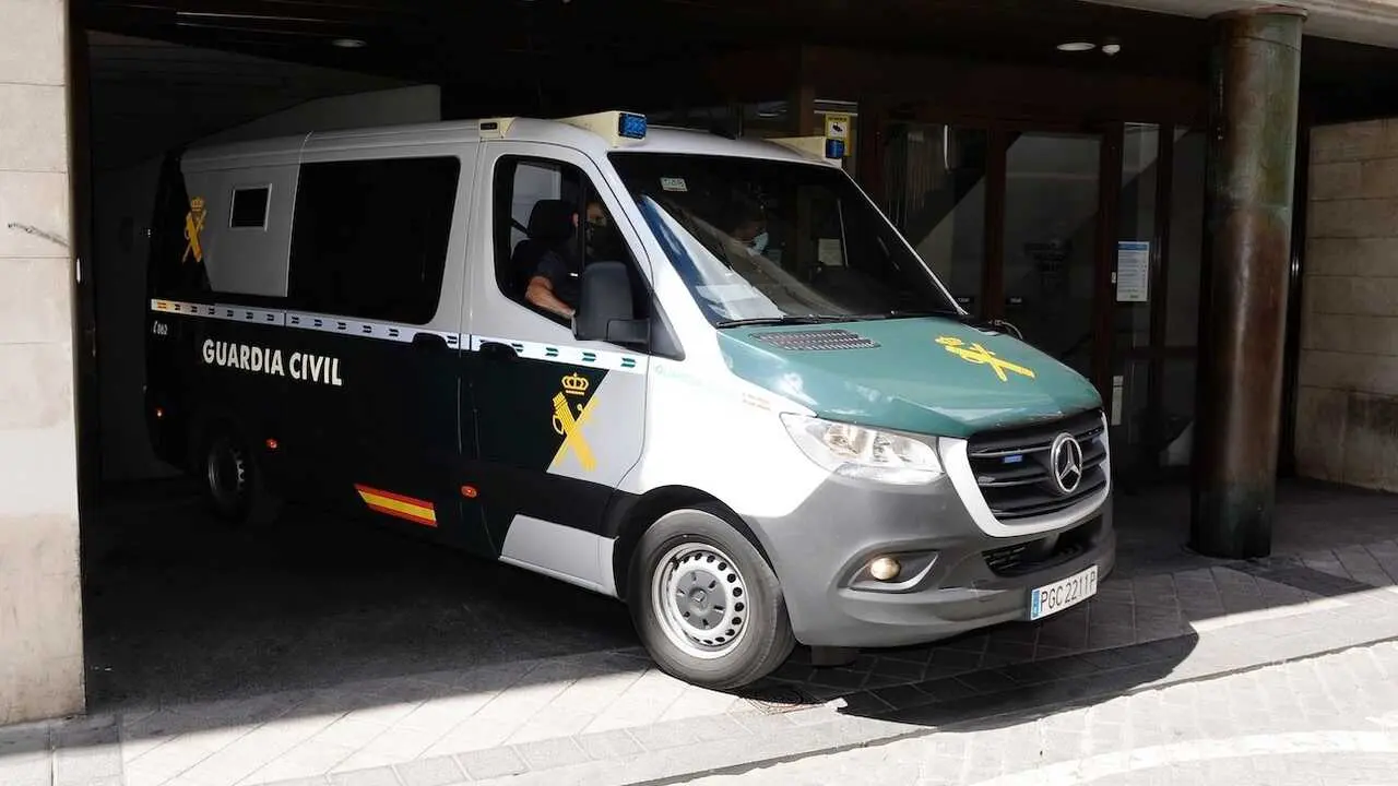 Muere una mujer atropellada por un furg&oacute;n de la Guardia Civil en una avenida