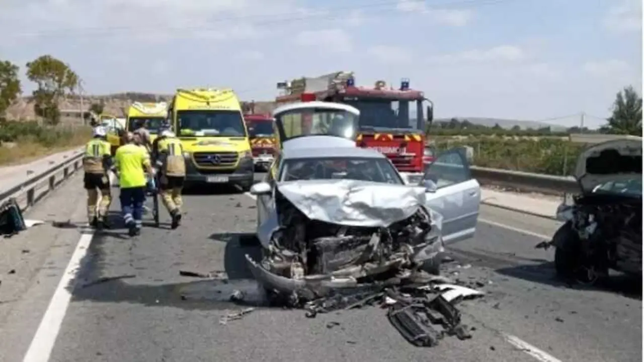 Muere una mujer y dos heridos graves en el choque frontal entre dos coches, colisi&oacute;n, accidente de tr&aacute;fico