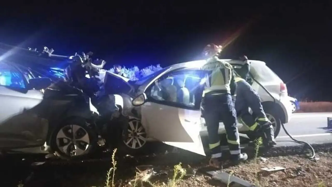 Cuatro heridos, dos graves, tras el choque frontal de dos turismos en Montiel (Ciudad Real)
