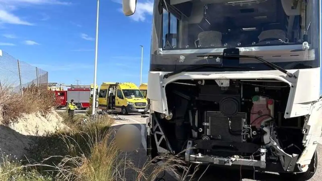 Muere un motorista tras chocar contra una autocaravana en una carretera, cami&oacute;n,