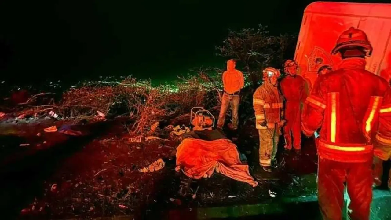 Al menos 16 fallecidos y 8 heridos en una colisi&oacute;n entre un autob&uacute;s y un tr&aacute;iler