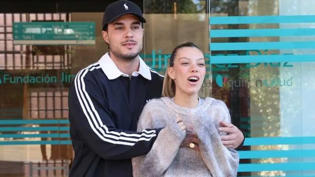 En la imagen Alejandra Rubio y Carlos Costanzia posando este s&aacute;bado a las puertas del hospital tras convertirse en padres