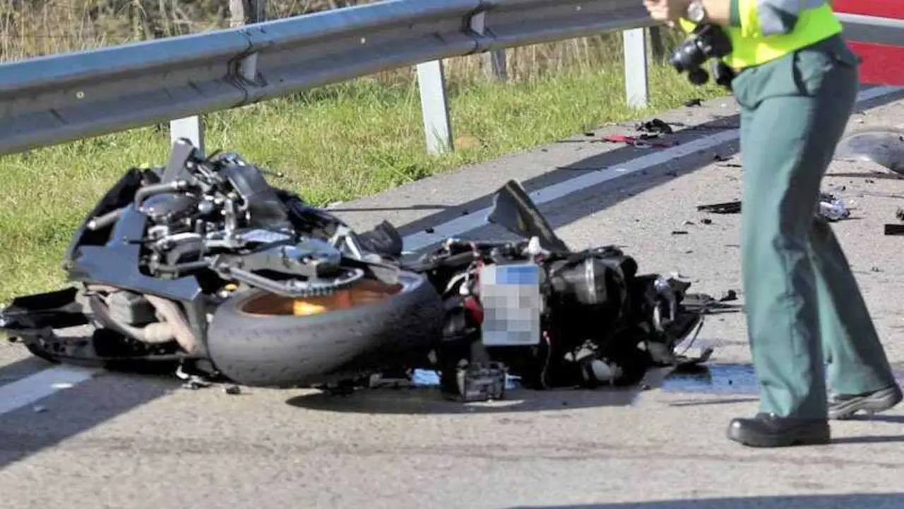 Muere un hombre tras sufrir una ca&iacute;da con su motocicleta en la autov&iacute;a A-6, moto, accidente,