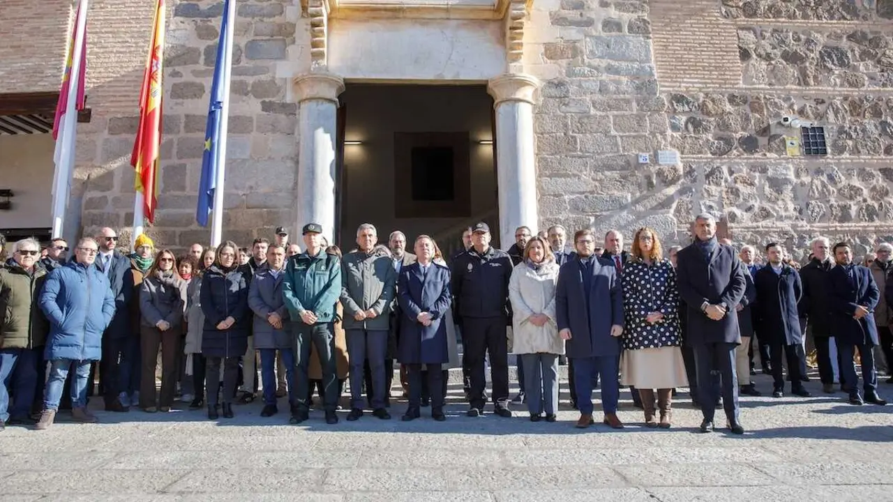 El presidente de Castilla-La Mancha, Emiliano Garc&iacute;a-Page, participa, en el Palacio de Fuensalida en Toledo, en el minuto de silencio convocado en recuerdo de las v&iacute;ctimas del accidente ferroviario de Adamuz