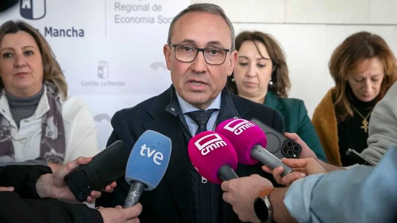 El director general de Cooperativas Agro-alimentarias de Castilla-La Mancha, Juan Miguel del Real, atendiendo a los medios este lunes en Toledo