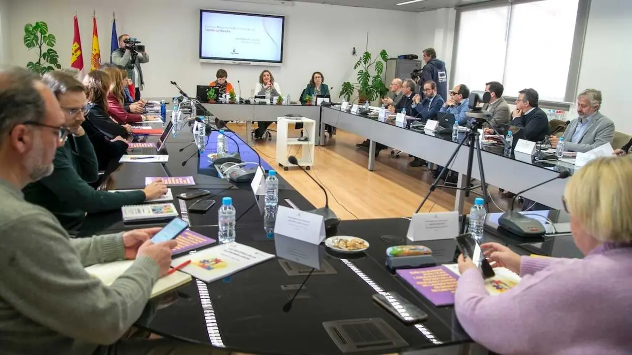 La consejera de Econom&iacute;a, Empresas y Empleo, Patricia Franco, ha presidido el Pleno del Consejo Regional de Econom&iacute;a Social que se ha celebrado en la Sala de Juntas de la Escuela de Administraci&oacute;n Regional en Toledo